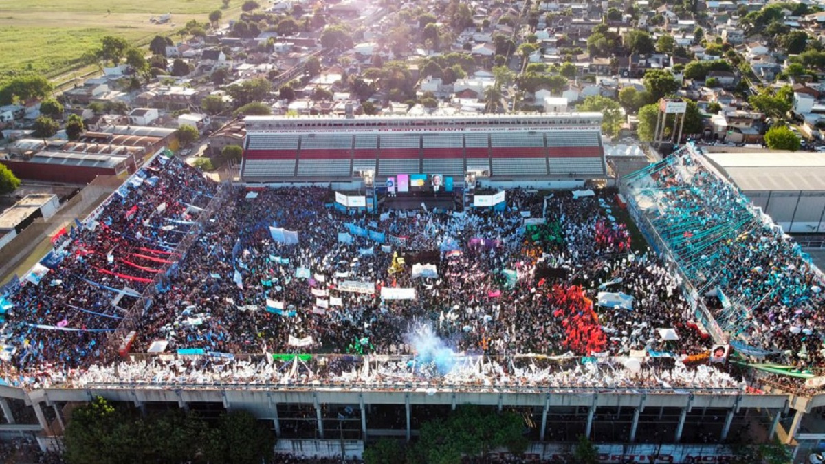 Homenaje a Néstor Kirchner en Deportivo Morón